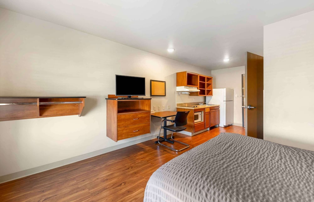 Standard Studio, 2 Queen Beds, Non Smoking, Refrigerator & Microwave photo 3