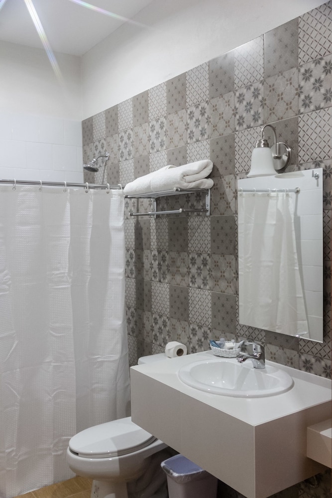Superior Room, 1 King Bed photo 3