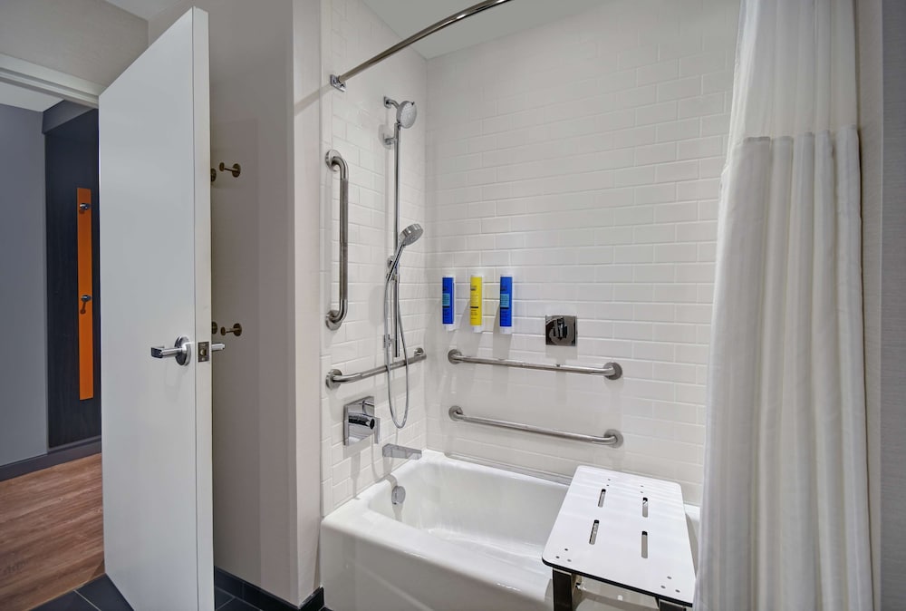 Room, 1 King Bed, Accessible, Bathtub - Photo 3