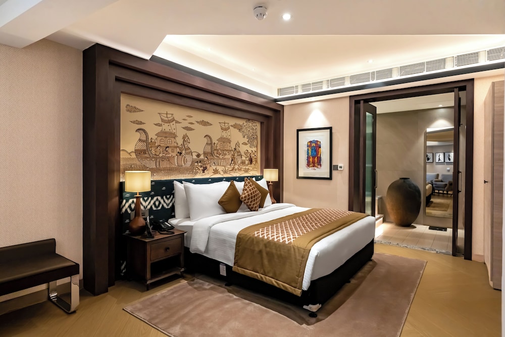 Suite, 1 King Bed photo 2