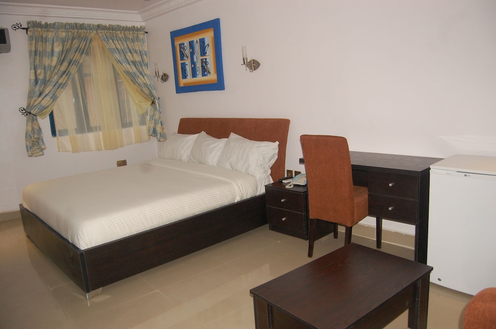 Executive Suite, 1 King Bed, Refrigerator, Executive Level photo 2