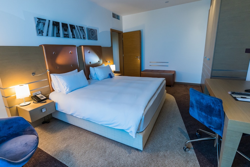 King One Bedroom Suite - Photo 3