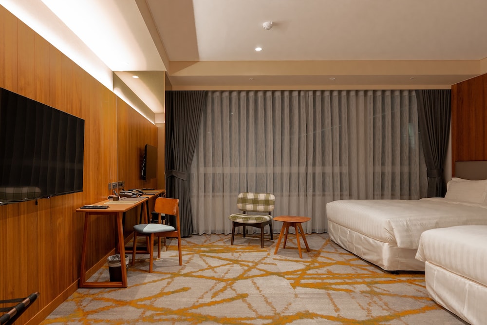 Deluxe Room, 2 Queen Beds, Bathtub, City View