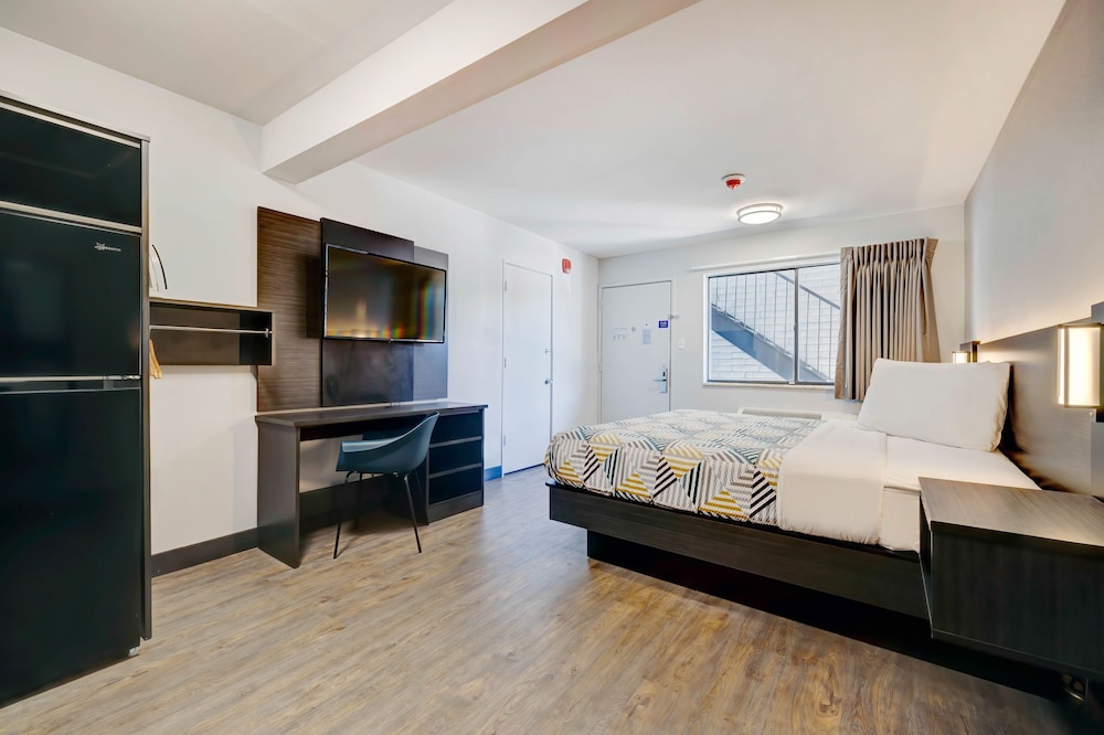 Standard Room, 1 King Bed, Accessible, Non Smoking - Photo 4