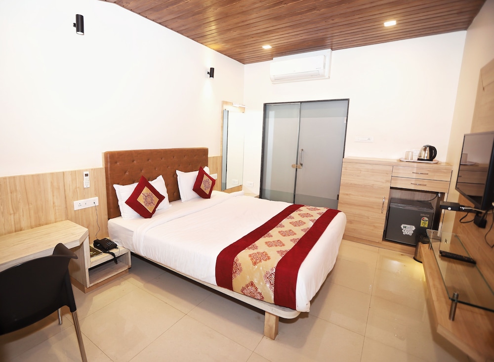 Deluxe Room - Photo 5