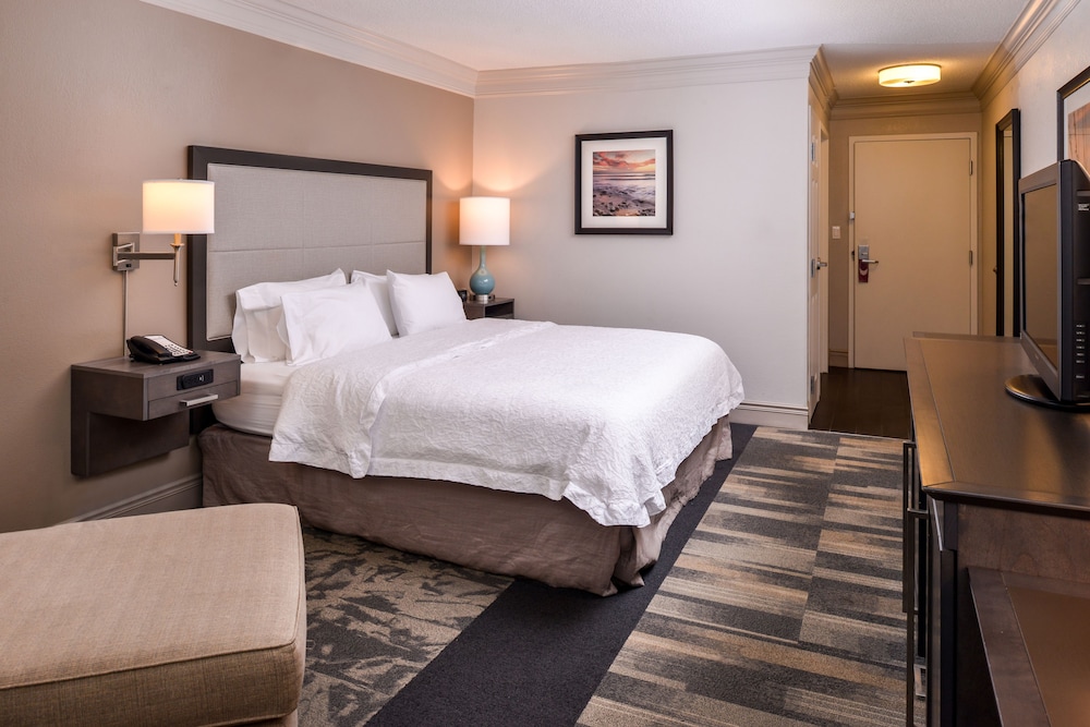 Standard Room, 1 King Bed, Non Smoking - Photo 4