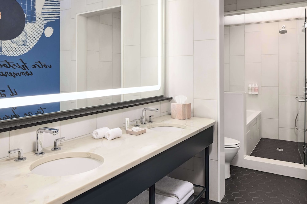 Deluxe Suite, 1 King Bed, Accessible (Hearing)