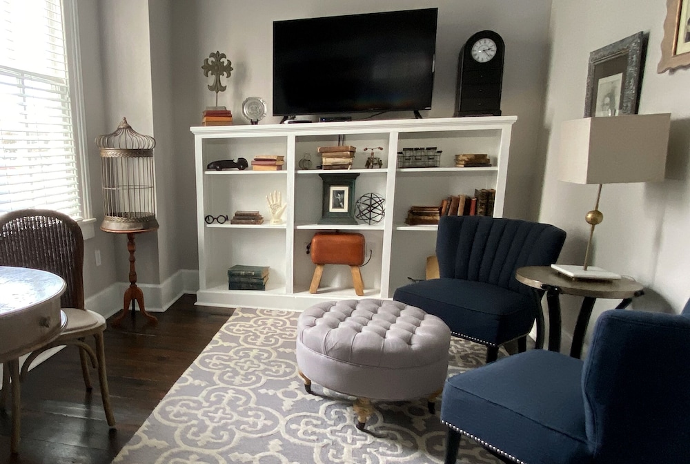 Room, 1 Queen Bed (The Shirling)