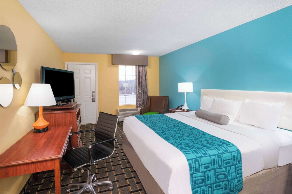 Room, 1 King Bed, Smoking photo 1