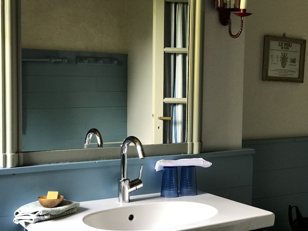Double or Twin Room, Ensuite (Jacques Coeur) photo 2