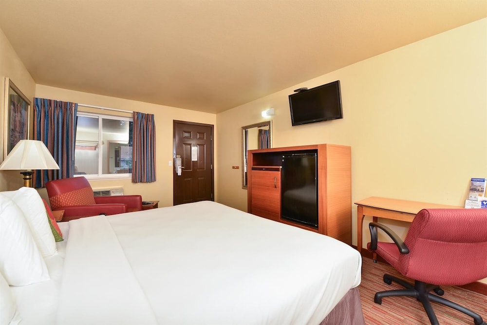 Room, 1 King Bed, Non Smoking - Photo 5