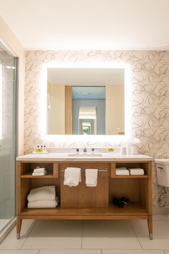 Classic Room, 2 Queen Beds, Accessible Bathtub (Mobility) thumbnail 6