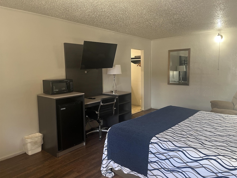 Deluxe Room, 1 King Bed, Smoking, Refrigerator & Microwave photo 2