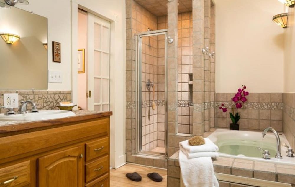Room, Private Bathroom (Carriage House North # 18) photo 3
