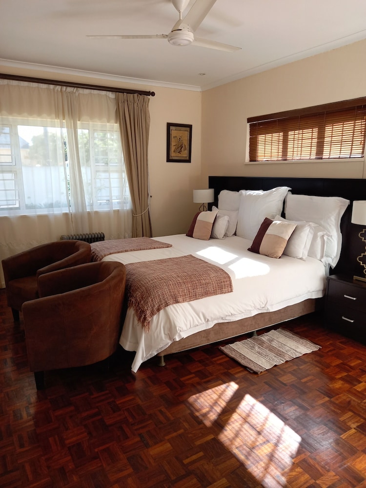 Residence 1 Cotswold Executive, King or Twin Beds, Ground Floor, Wheelchair Friendly