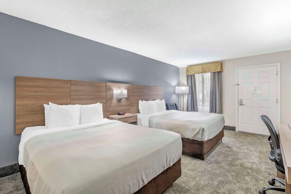 Standard Room, 2 Queen Beds, Non Smoking - Photo 2