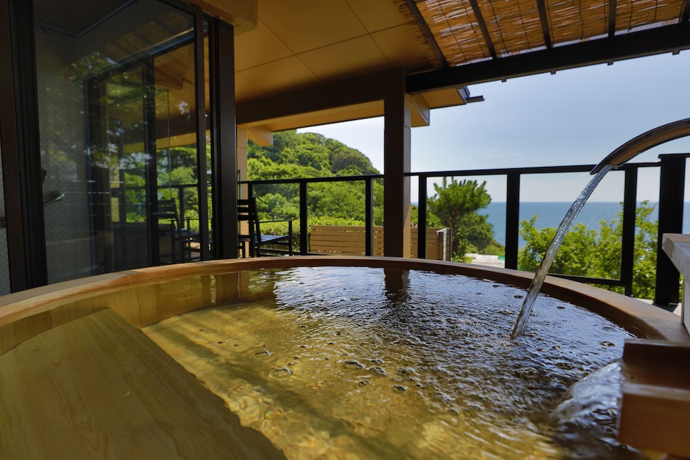 Deluxe Studio Suite, Hot Tub, Ocean View photo 2