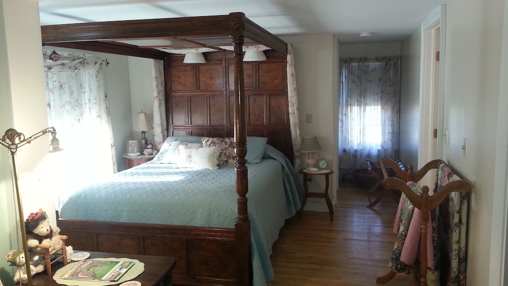 Traditional Studio Suite, Multiple Beds