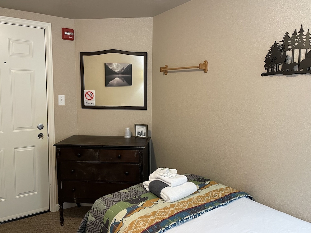 Economy Twin Room, Shared Bathroom (Room 13) photo 3