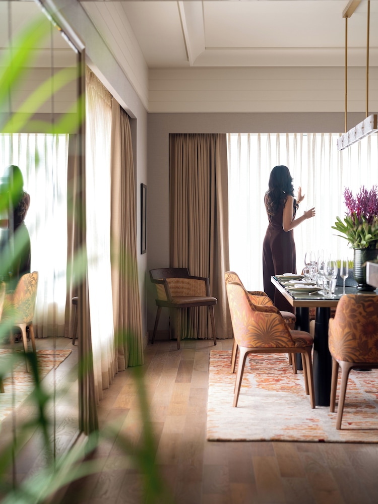 PRESIDENTIAL SUITE WITH 1 KING BED - LOUNGE ACCESS WITH COCKTAIL HOURS & ONE WAY AIRPORT TRANS