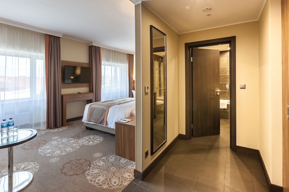 Superior Room, 1 King Bed photo 1