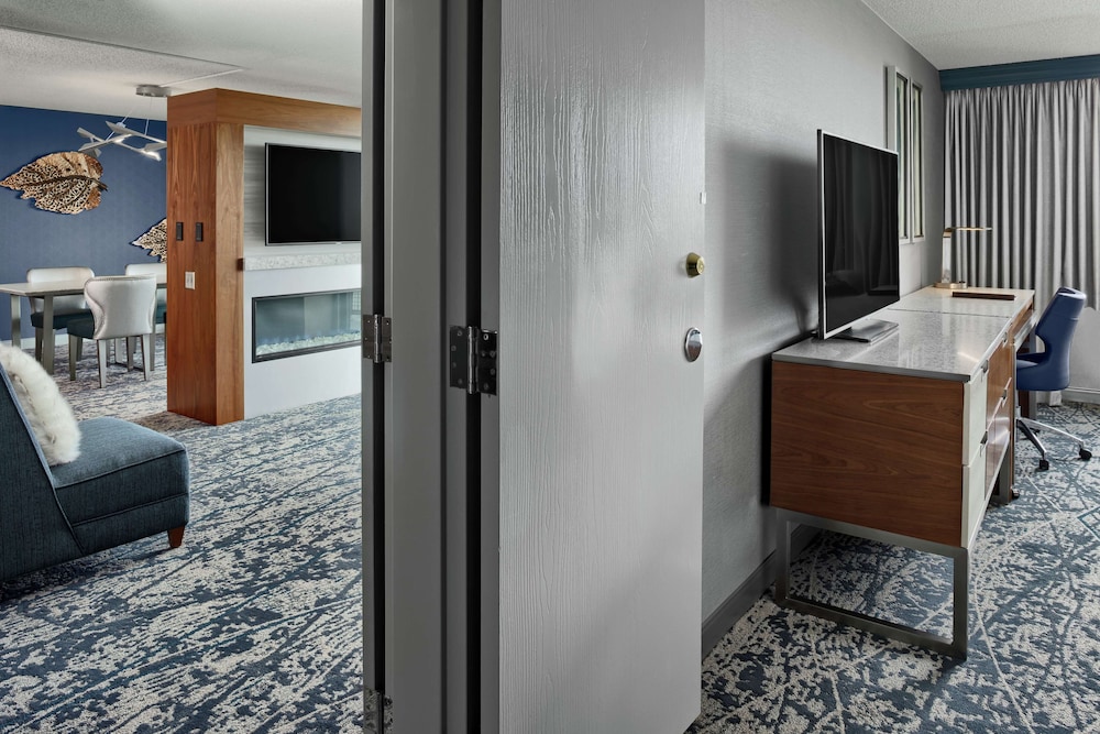 Suite, 1 King Bed, Accessible, Balcony (Hearing)