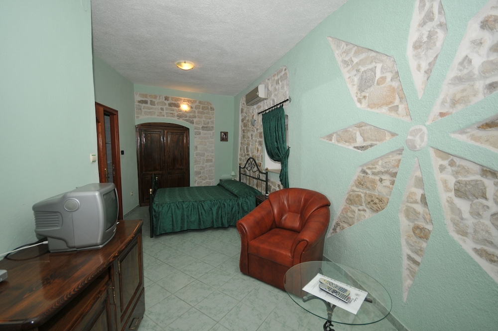 Standard Double Room - Photo 11
