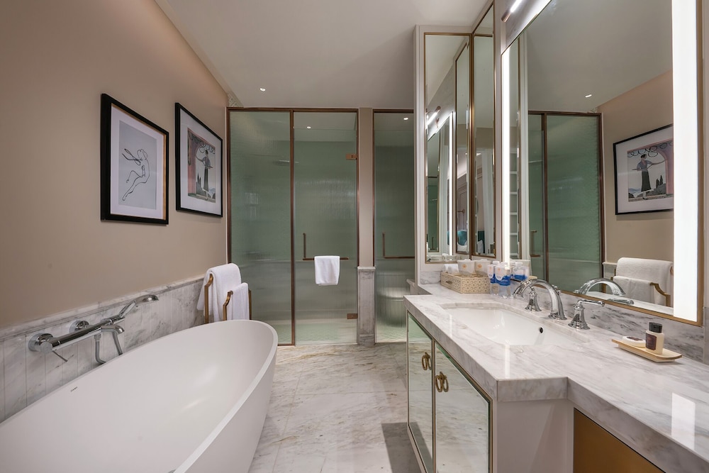 Deluxe Double Room, 1 Bedroom, Bathtub, City View photo 3