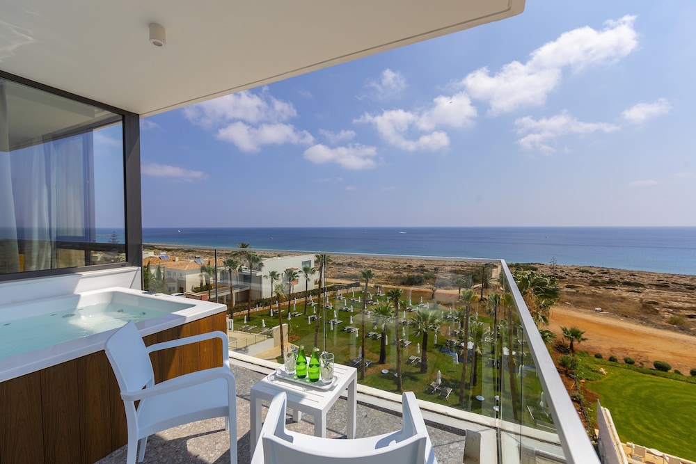 Junior Suite, Hot Tub, Sea Facing (Outdoor Jetted Tub) - Photo 3