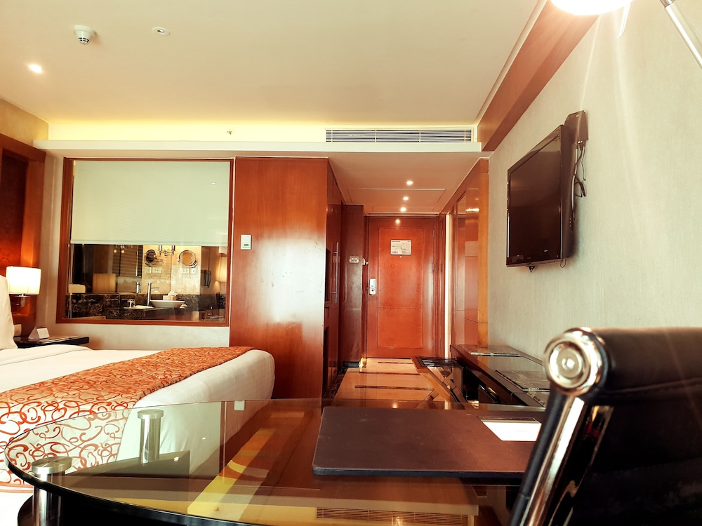 Executive Room, 1 King Bed - Photo 4