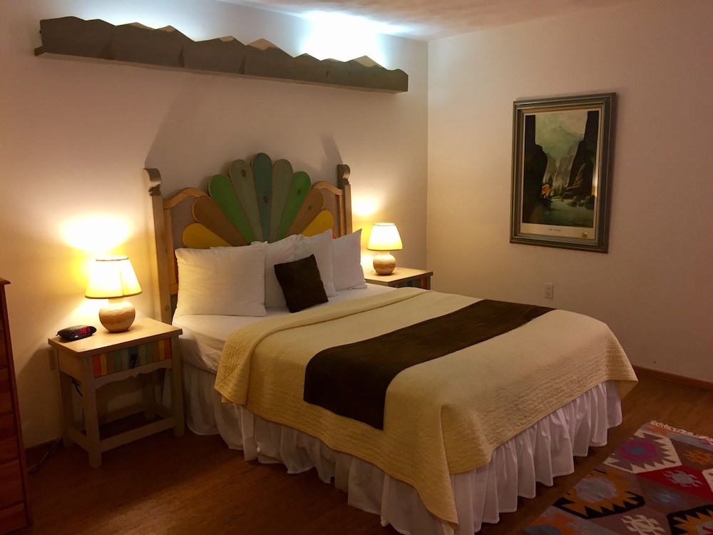 Business Room, 1 Queen Bed (Room 5, Ground Floor) photo 3