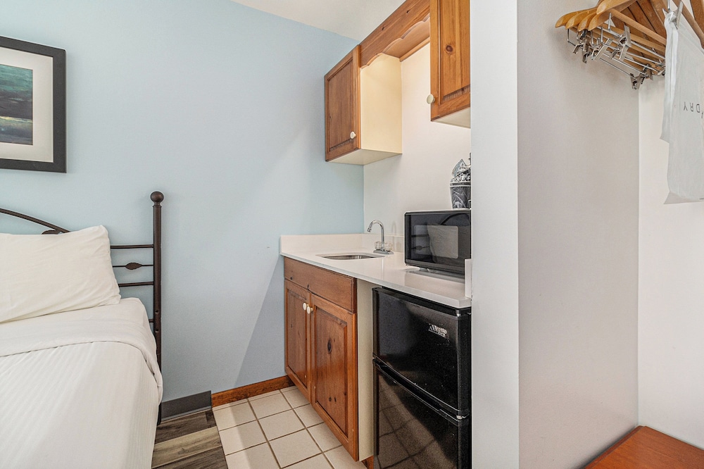 Classic Room, 2 Queen Beds, Accessible, Lake View photo 3