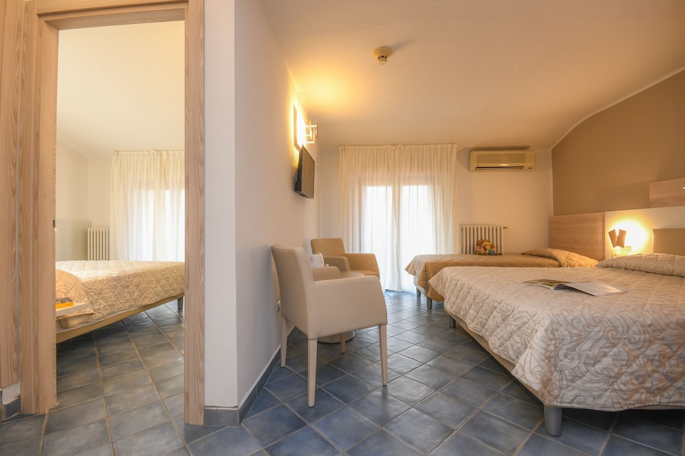 Room, Multiple Beds