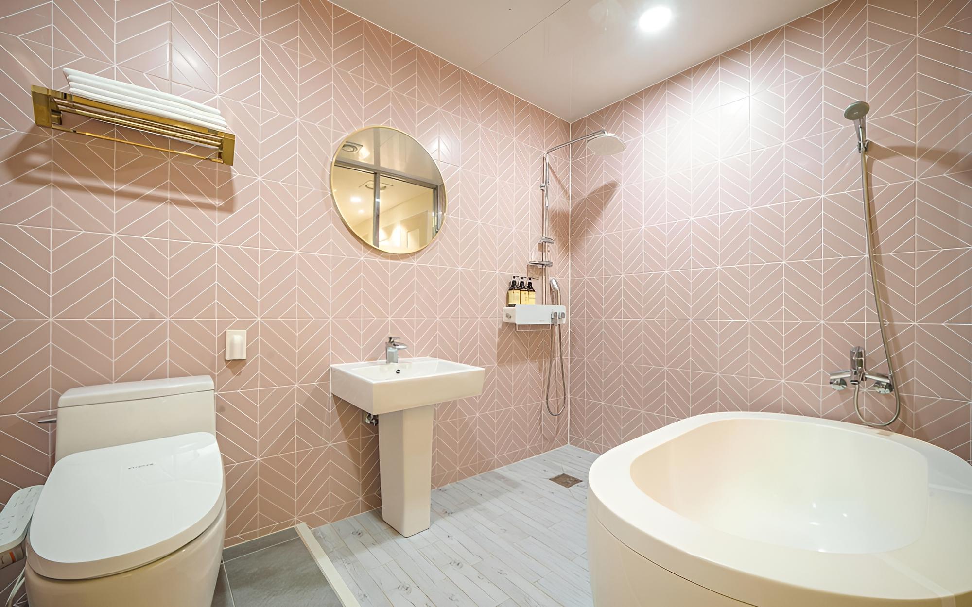 Room (Suite (Styler Netflix Bathtub)) - Photo 8