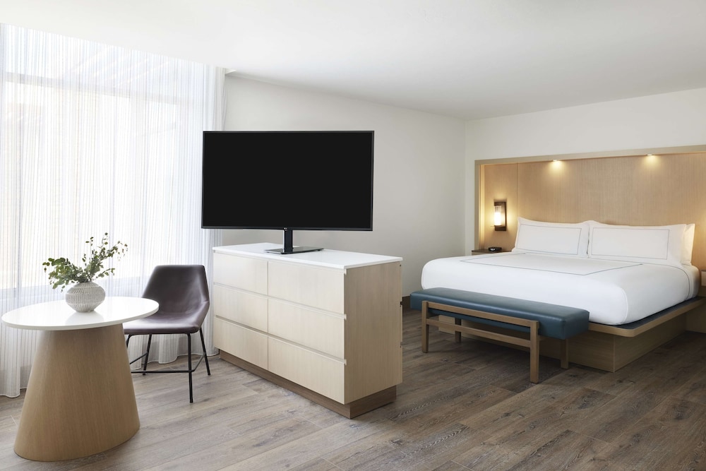 Superior Room, 1 King Bed, Accessible - Photo 2