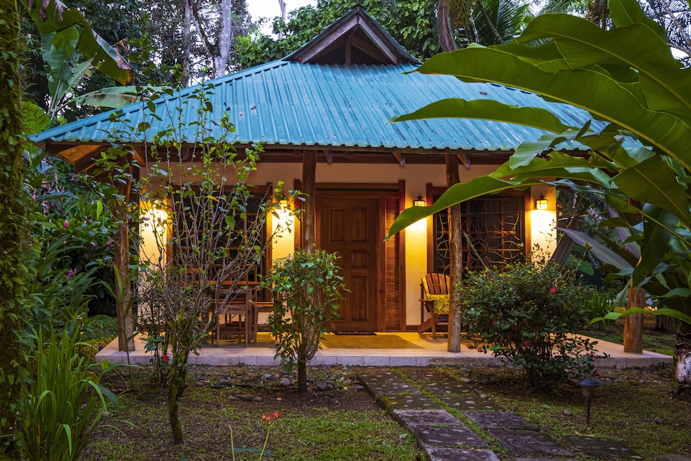 DELUXE BUNGALOW with AC, Kitchen and Garden View photo 3