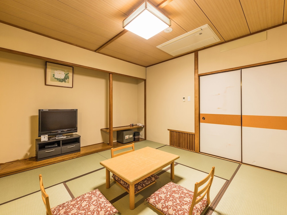 Japanese Room With Shared Washroom- Quadruple photo 2