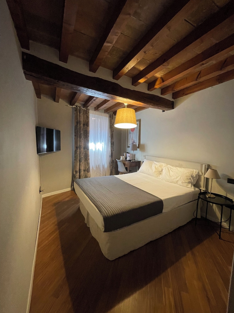 Double Room - Photo 4