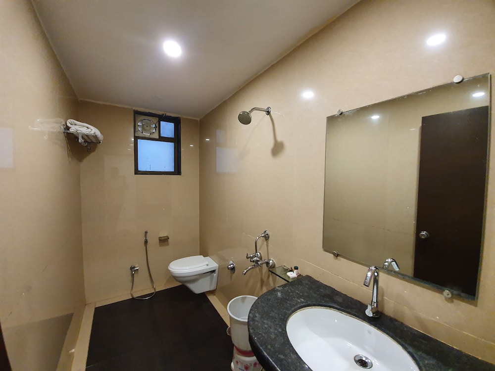 Suite, 1 Double Bed With Sofa Bed (Highway Facing View) photo 3