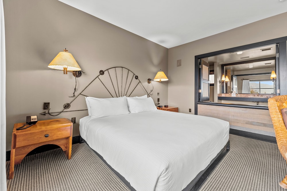 King Bed, Accessible (Mt.Robinson Lux) Not Pet Friendly