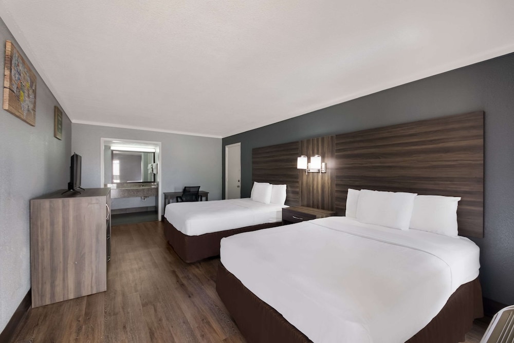 Standard Room, 2 Queen Beds, Non Smoking - Photo 1