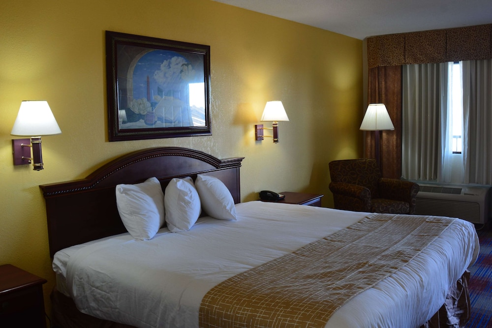 Standard Room, 1 King Bed, Smoking photo 2