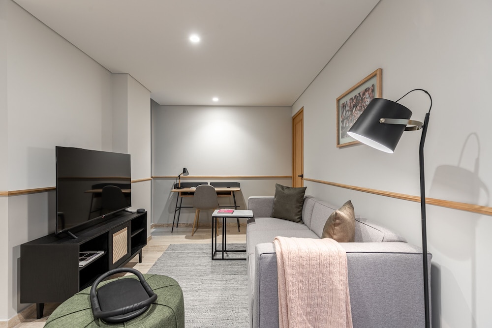 Premium Apartment with Balcony - Photo 4