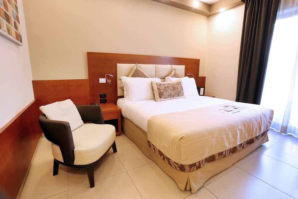 Comfort Room, 1 Queen Bed, Balcony, Garden View photo 3