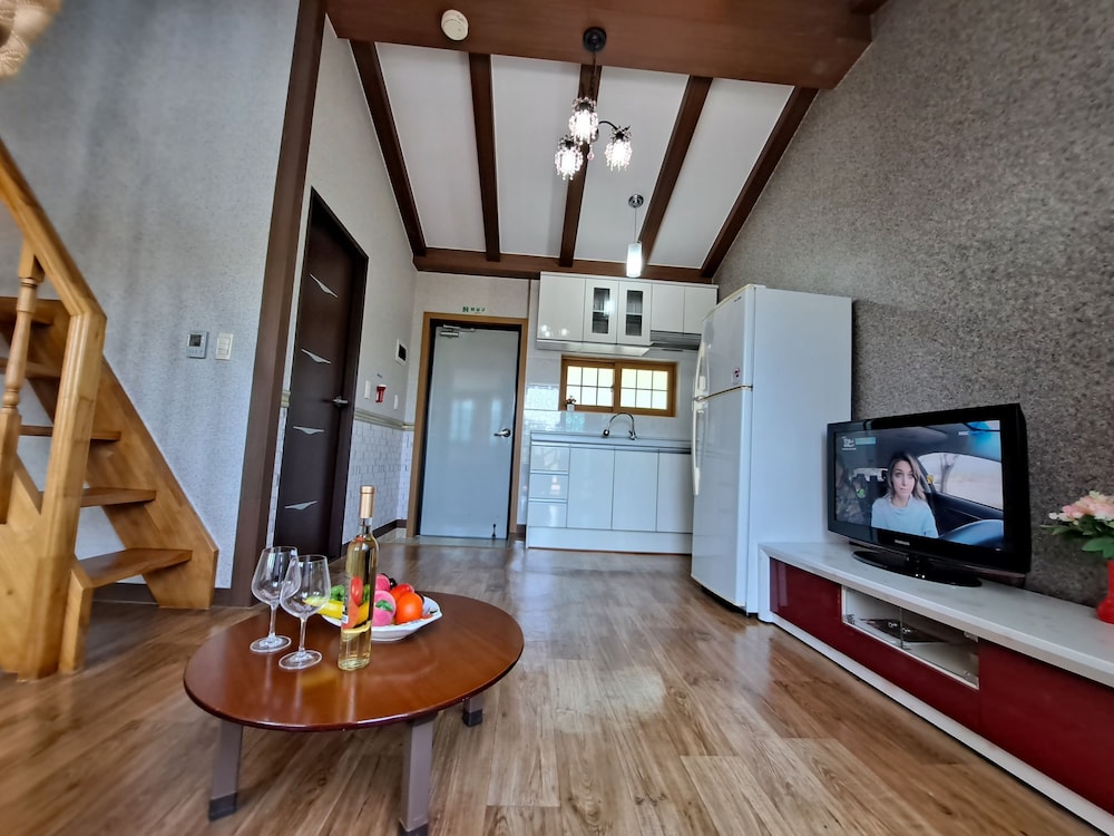 Family Room (1 Double, 1 Futon) photo 3