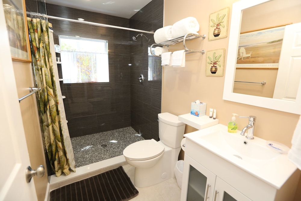 Premium Room, 1 Queen Bed, Non Smoking, Pool View (Poolside Queen Room 3) photo 3