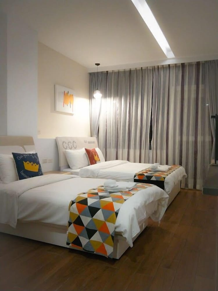 Economy Triple Room, City View photo 3