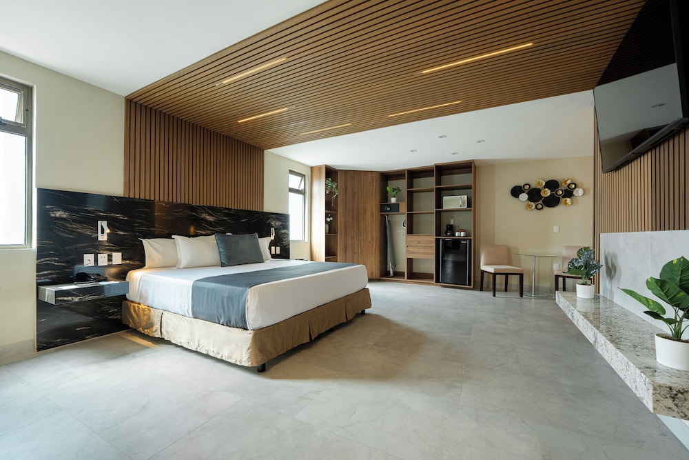 Superior Room, 1 King Bed, Jetted Tub, Poolside