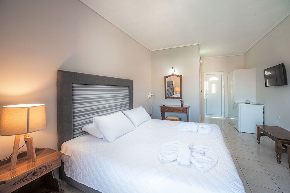Standard Room, Pool View photo 1