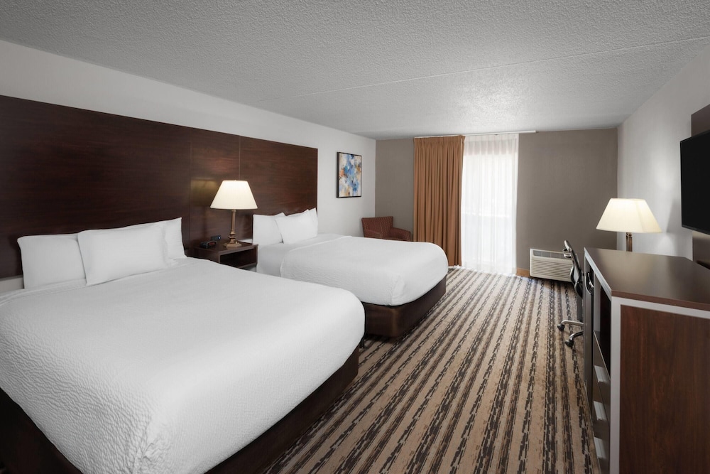 Room, 2 Queen Beds, Non Smoking (Poolside View) - Photo 1